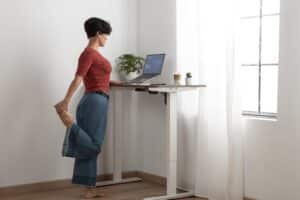 Femme travaillant sur un bureau assis-debout